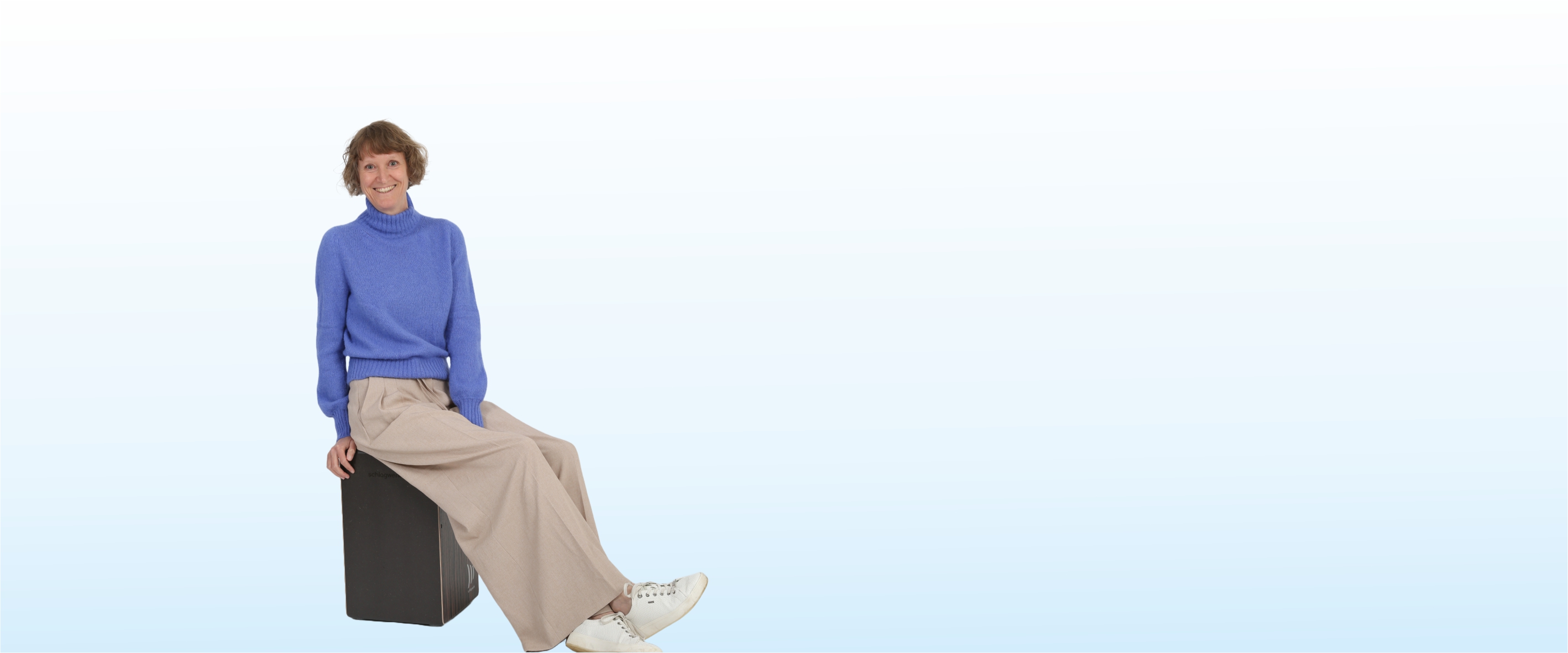 Bettina Klapproth auf Cajon sitzend